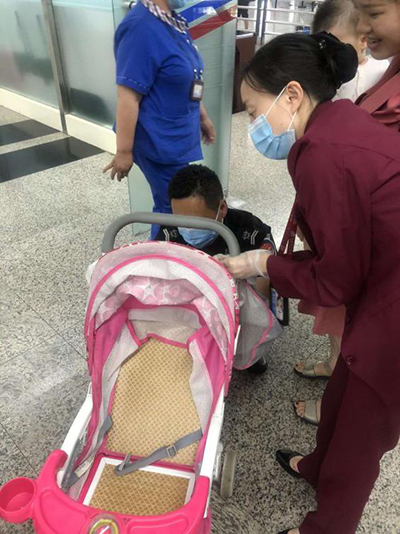 圖片1.png“真情服務(wù)”是讓旅客更加安心、放心、舒心的出行。行查室作為部門進(jìn)港服務(wù)的最后一個(gè)環(huán)節(jié)，在日常工作中也很注重服務(wù)細(xì)節(jié)。6月10日，行查室工作人員幫助旅客打開嬰兒車，為她排憂解難。.png