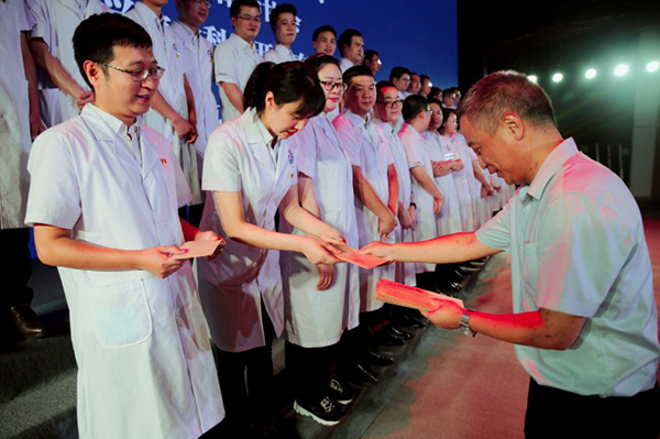 1597891656385435.png 綿陽機(jī)場(chǎng)為援鄂醫(yī)護(hù)人員捐贈(zèng)戰(zhàn)疫英雄卡 踐行國企擔(dān)當(dāng)2.png