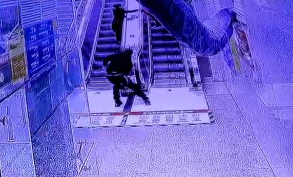 1645432418373644.jpg 職旅同協(xié)上演電梯救人驚險片段.jpg