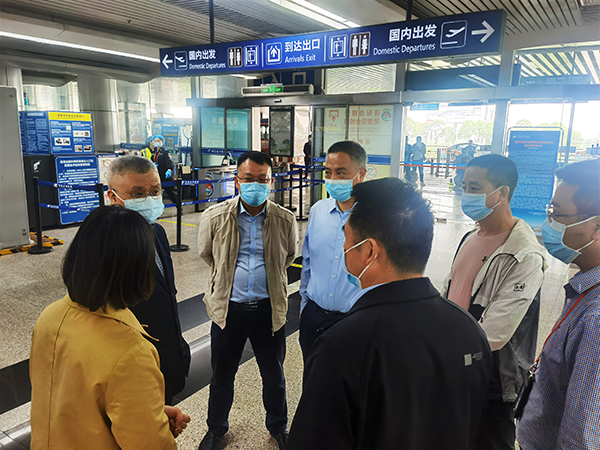 1649906605139121.jpg 副市長(zhǎng)袁明檢查機(jī)場(chǎng)疫情防控工作.jpg