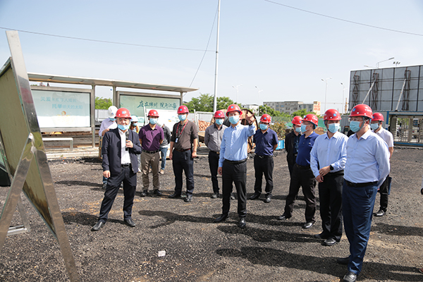 1651215153984050.jpg 市政協(xié)副主席趙朝暉在綿陽機(jī)場視察監(jiān)督1.jpg