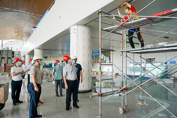 1654046460230220.jpg 市國資委敬東陽主任帶隊調(diào)研綿陽機場T2航站樓2.jpg