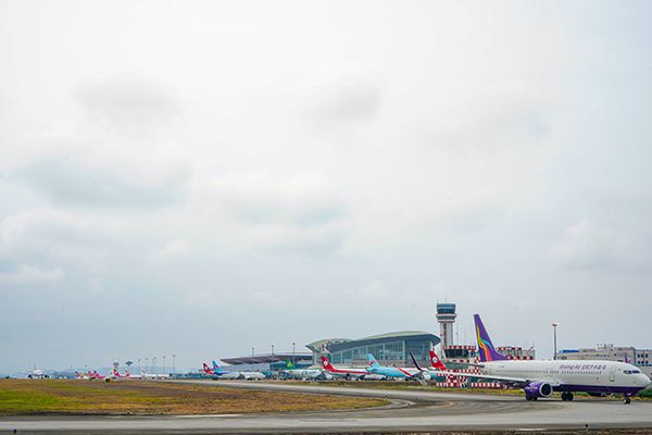 1655949611276436.jpg 綿陽(yáng)機(jī)場(chǎng)全力保障成都雙場(chǎng)航班備降1.jpg