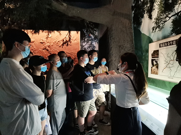 1658110419102592.jpg 安檢站旅檢一隊(duì)開(kāi)展“學(xué)歷史 促凝聚”團(tuán)建活動(dòng)2.jpg