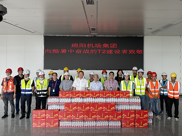 1658389922379712.jpg 炎炎夏日送清涼 絲絲關(guān)愛(ài)入心田.jpg