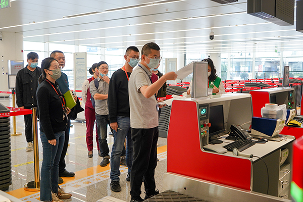 1666752954118122.jpg 綿陽機(jī)場T2航站樓項(xiàng)目順利通過行業(yè)驗(yàn)收.jpg