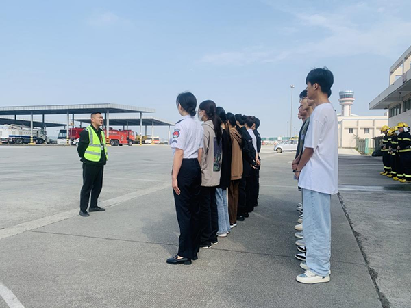 綿陽(yáng)機(jī)場(chǎng)安檢站對(duì)閬中機(jī)場(chǎng)、民航校  實(shí)習(xí)生開(kāi)展軍訓(xùn).png