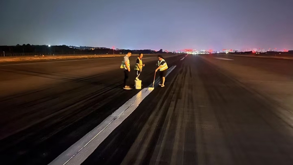 深夜，航班結(jié)束后，工作人員對跑道中心線進行復(fù)新_副本.jpg